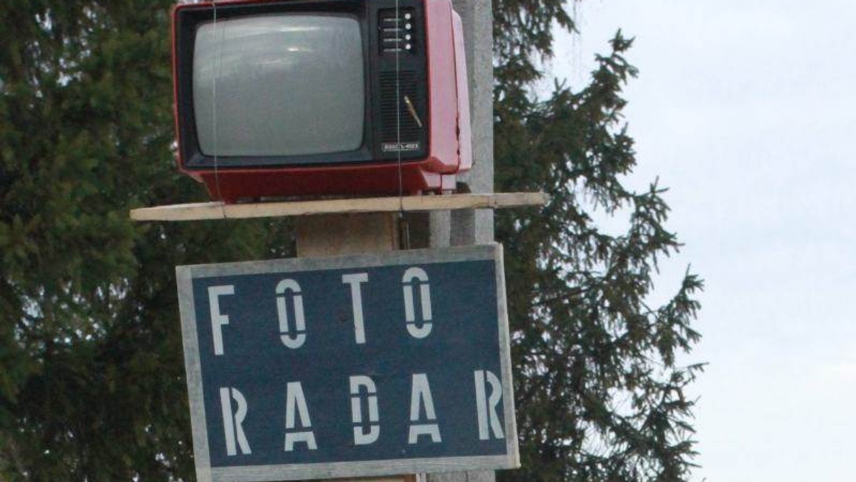 Mieszkańcy niewielkiego Pruchnika na Podkarpaciu pozazdrościli innym miastom fotoradarów. Bardzo chcieli mieć własny, ale nikt nie chciał im go zamontować. Zrobili go sobie sami. Ze starego telewizora!