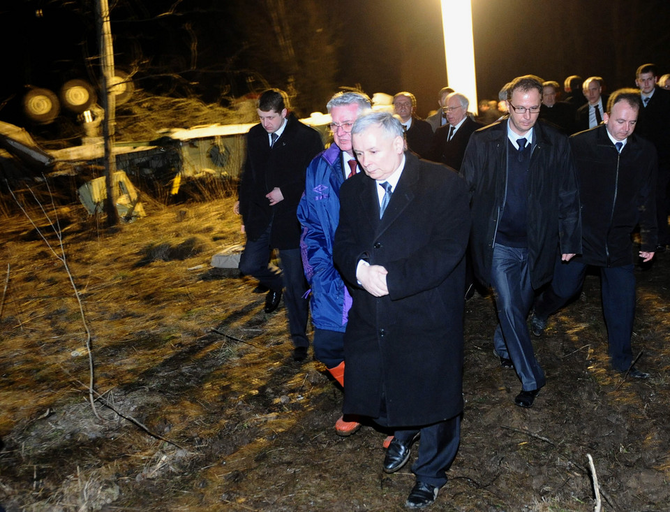 Jarosław Kaczyński, prezes PiS , brat-bliźniak prezydenta Lecha Kaczyńskiego na miejscu katastrofy, późnym wieczorem 10 kwietnia