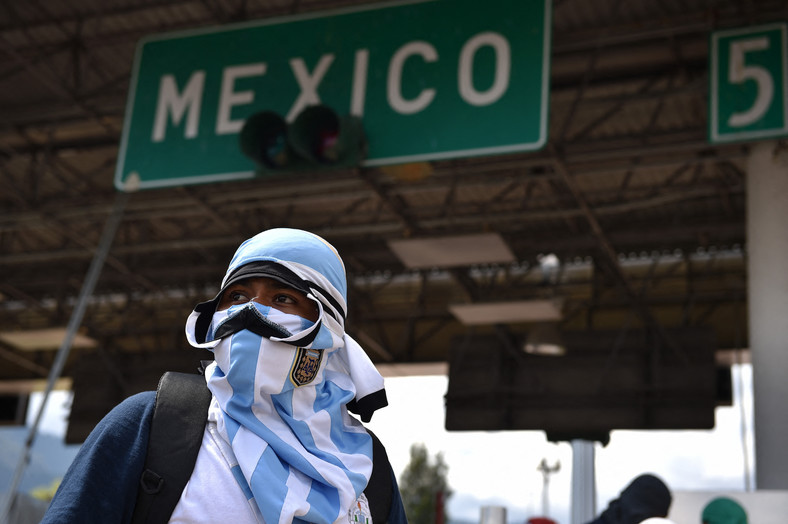 Student z zasłoniętą twarzą bierze udział w proteście w punkcie poboru opłat na autostradzie między Acapulco i Mexico DF, domagając się od rządu stanu Guerrero zbadania sprawy zaginięcia rówieśników w Chilpancingo w Meksyku w dniu 5 października 2014 r.