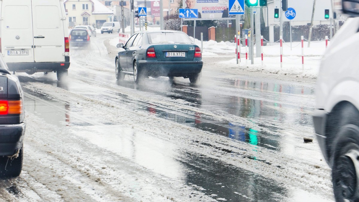 W niektórych regionach kraju zmieniły się warunki pogodowe. Śnieg, marznąca mżawka i śliskie jezdnie mogą utrudniać życie kierowcom. Szczególnie narażeni na niebezpieczeństwo będą ci, którzy nie zmienią stylu jazdy i nie przygotują właściwie auta do zimy. Miejmy nadzieję, że apele o rozwagę za kierownicą przyniosą efekty i kierowcy będą bezpiecznie poruszać się po drogach.