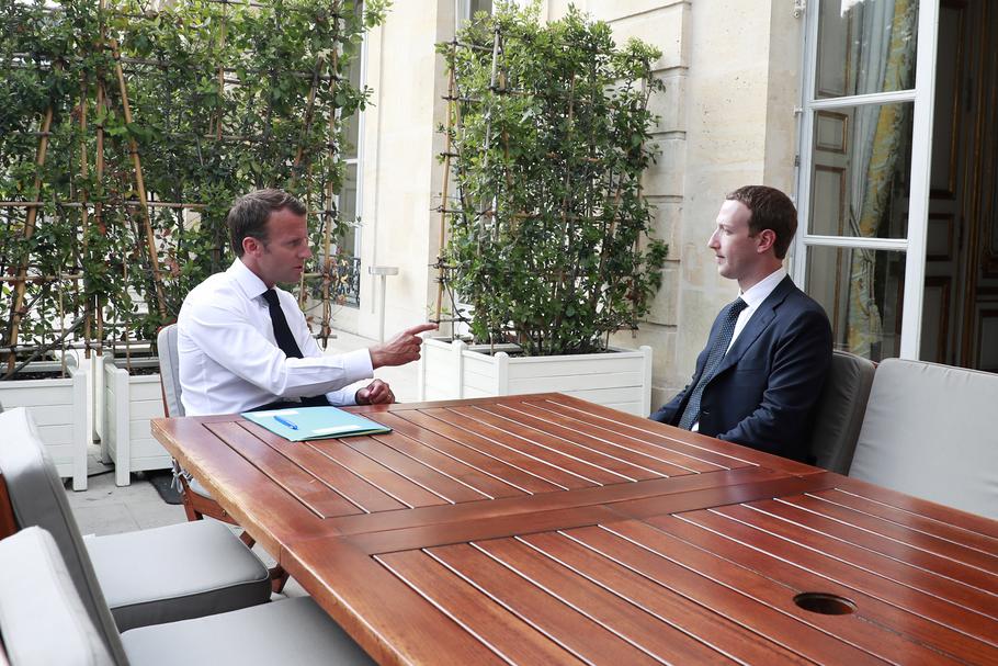Szef Facebooka Mark Zuckerberg w trakcie spotkania z prezydentem Francji Emmanuelem Macronem (maj 2018 r.)