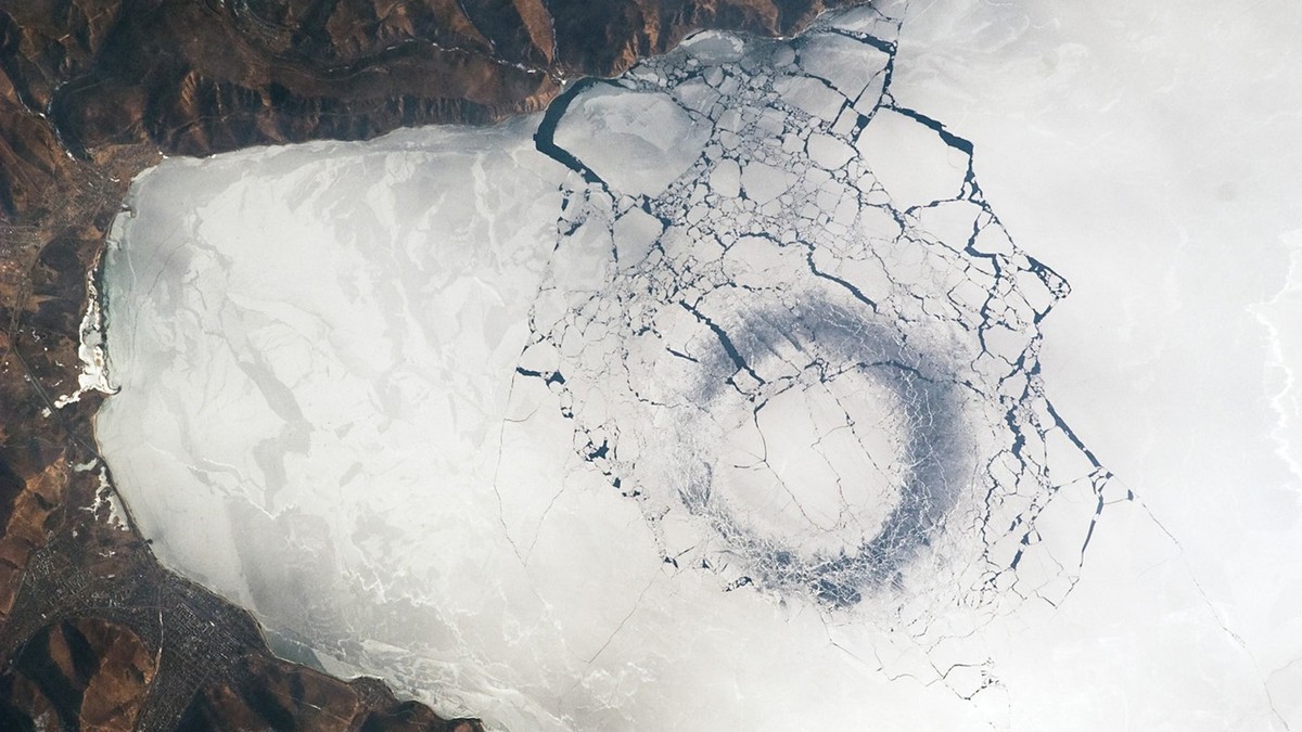 Ilustracija (prsten istanjenog leda na južnom kraju Bajkalskog ostrva u Sibiru u aprilu 2009)