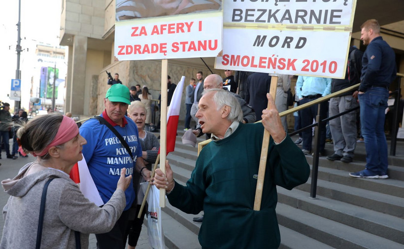 Sympatycy i przeciwnicy Donalda Tuska dyskutują przed sądem okręgowym w Warszawie