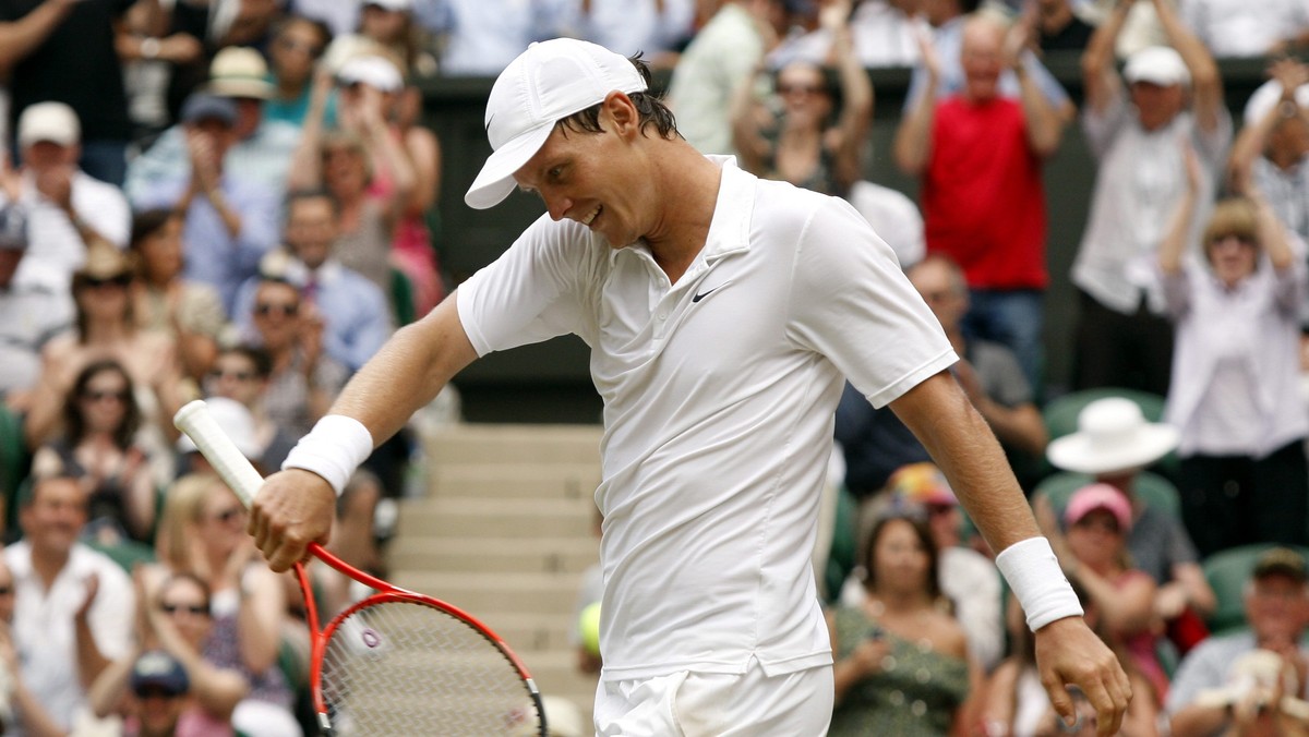 Lider rankingu tenisistów Hiszpan Rafael Nadal wygrał ze Szkotem Andym Murrayem 6:3, 7:6 (8-6), 6:4 i wystąpi w finale wielkoszlemowego turnieju na trawiastej nawierzchni w Wimbledonie (z pulą nagród 13,725 mln funtów). Jego rywalem będzie Czech Tomas Berdych.