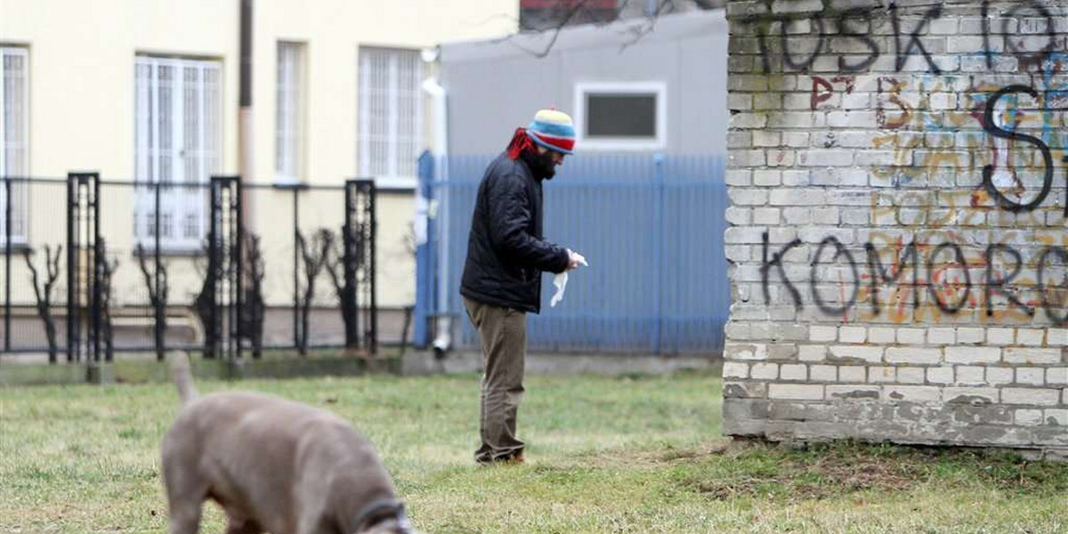 Polski aktor i kupka. Psia. Posprzątał czy nie? Sprawdź!