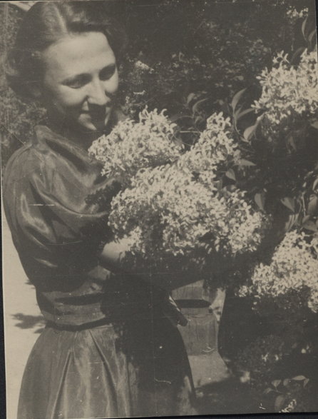 Danusia przy krzaku bzu rosnącym przy werandzie w Olesinku, miejscu rodzinnych spotkań, rok 1941. Prawa do zdjęcia mają autorki książki; ich powielanie bez ich zgody jest zakazane