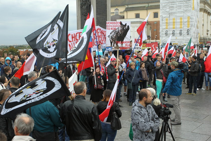 Około 500 osób przyszło na plac Zamkowy. Manifestują przeciwko imigrantom