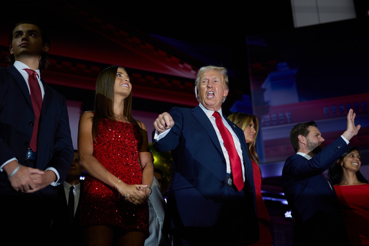 Republikański kandydat na prezydenta Donald J. Trump i jego kolega republikański kandydat na wiceprezydenta, senator JD Vance i ich rodziny witają zwolenników pod koniec czwartego dnia Republikańskiej Konwencji Narodowej (RNC) w Fiserv Forum w Mi