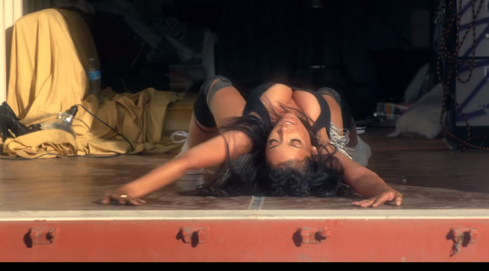 Tinashe w teledysku do "All Hands on Deck"