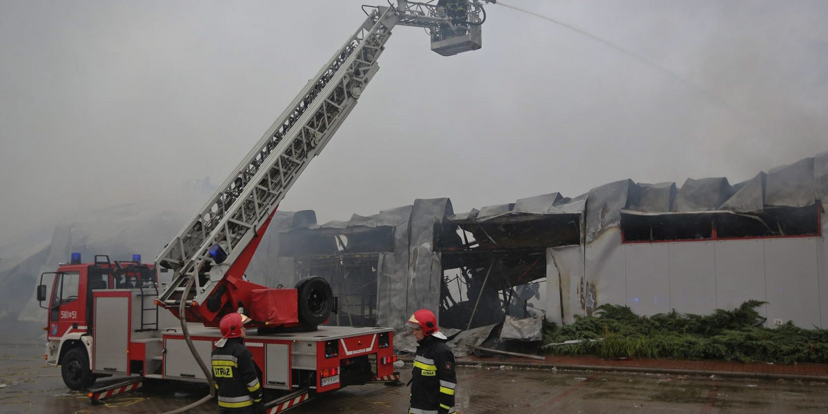 Pożar wielkiej hali. Ogromne kłęby dymu