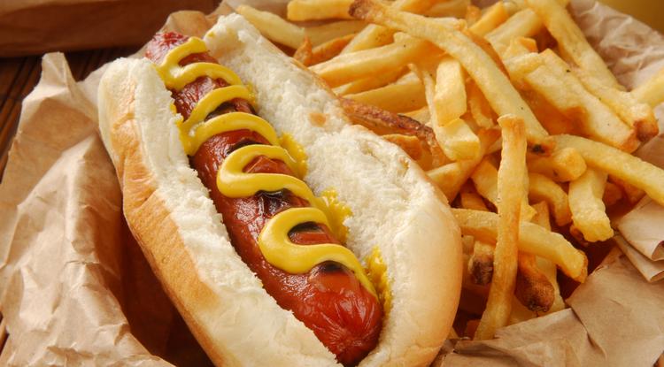 A sült krumpli és a hot dog nem tartozik az egészséges ételek közé Fotó: Getty Images