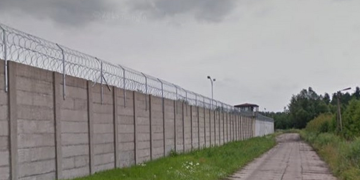Bezczelna ucieczka z aresztu w Hajnówce. Przeskoczył mur 