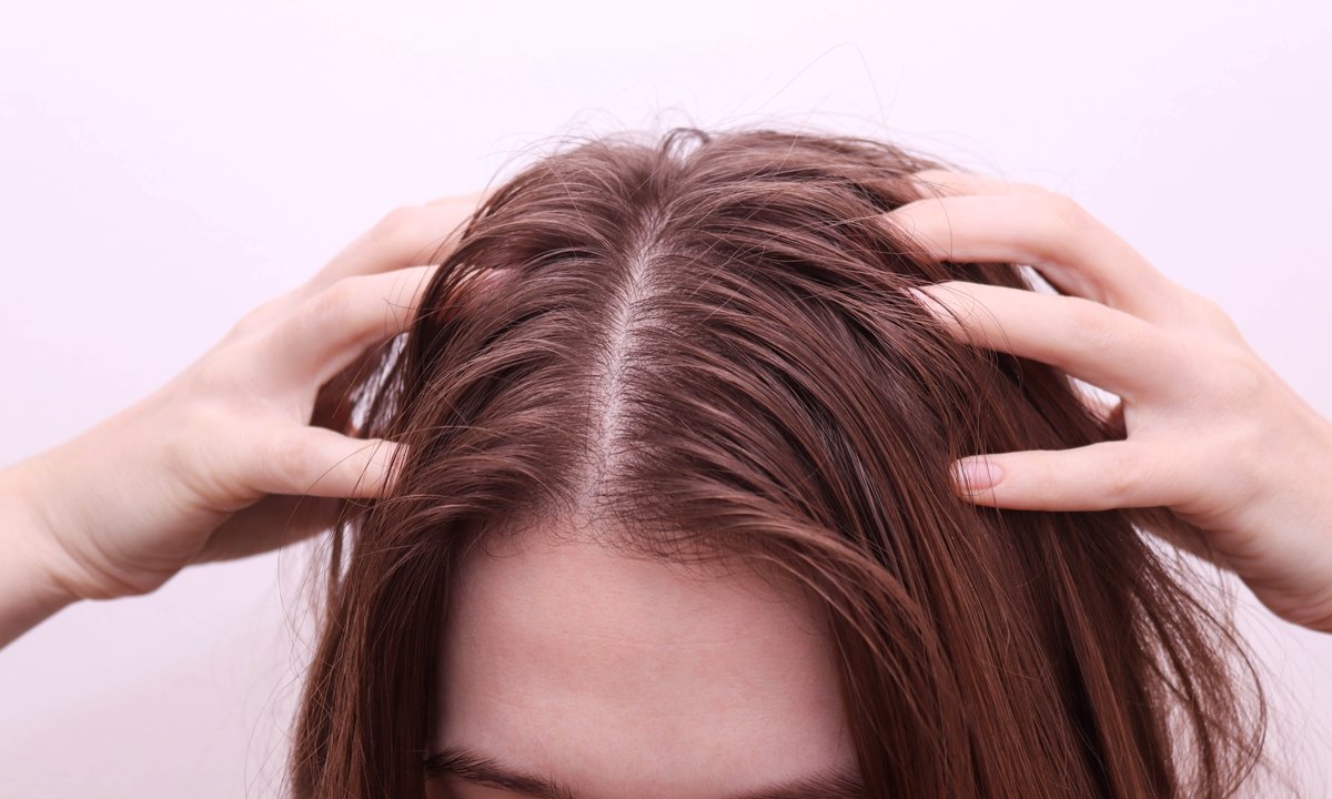 Ten peeling trychologiczny to ulubieniec Polek na przetłuszczone włosy. Świeżość o 3 dni dłużej