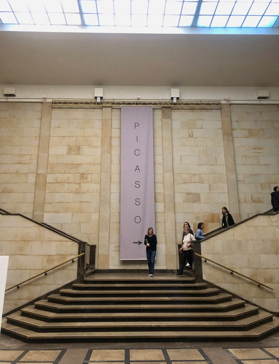 Wystawa jest opowieścią o półwieczu twórczości Pabla Picassa – od eleganckiego klasycyzmu w latach 20. XX w. po swobodną i surową ekspresję w ostatnich latach życia artysty