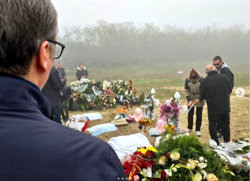 Vučić je posetio groblje u Kovilju gde su sahranjeni Sara (6), Valentina (10) i njhov deda Đorđe (53) koji su poginuli na Železničkoj stanici Novi Sad