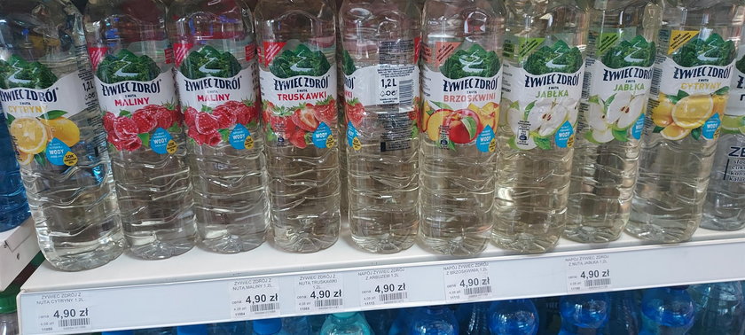 W sklepie nieopodal domu Tuska trzeba zapłacić ponad 4 zł za butelkę wody smakowej.