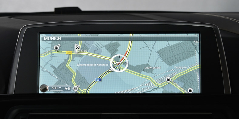 Mapa natężenia ruchu drogowego w BMW - teraz dostępna także w Polsce. Czerwony pasek na mapie to korek.