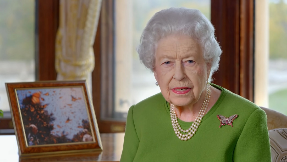 Elżbieta II często nosi symboliczne broszki