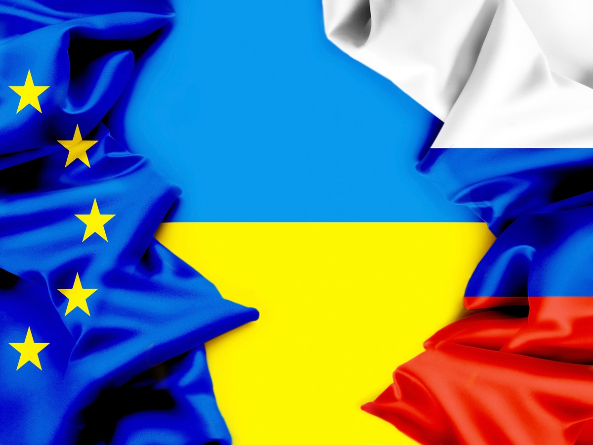 Flagi Rosji i Unii Europejskiej na tle flagi Ukrainy