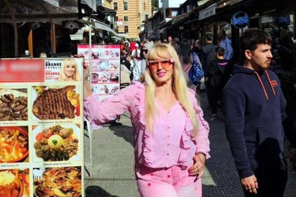 UDALA SE ZA MILIONERA I IMA SVOJE KUVARICE Najbogatija folkerka (69) kao devojčica: Obukla se u roze od glave do pete, a tu su i naočare sa cirkonima