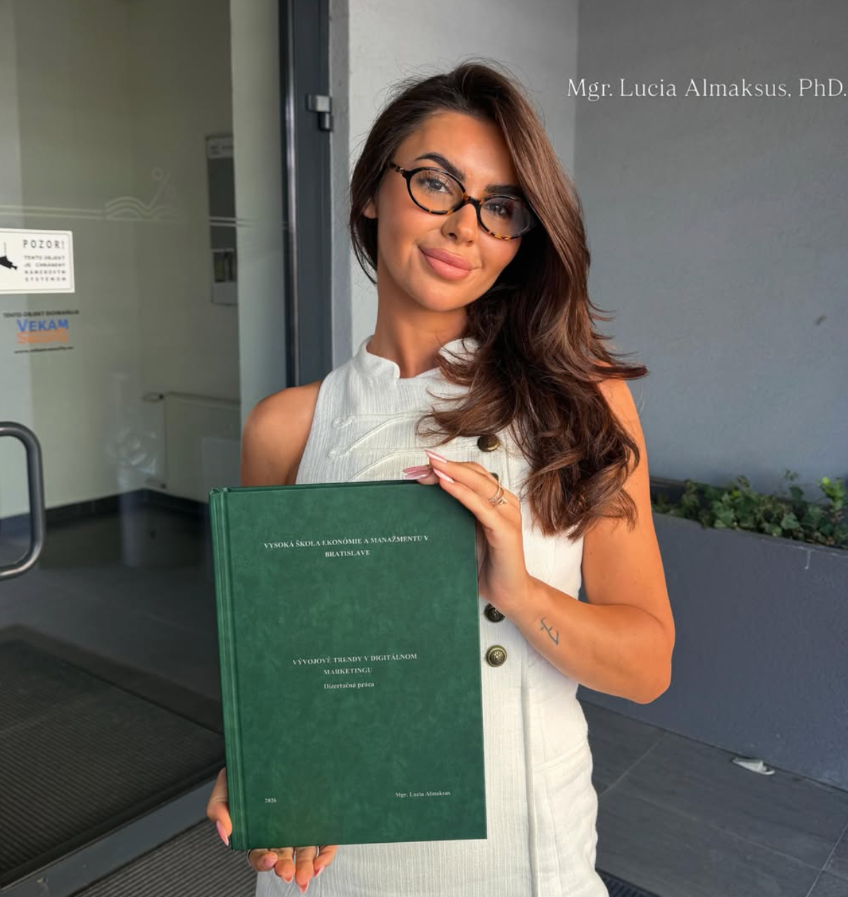 Influencerka Lucia Lula Almaksus získala titul PhD.