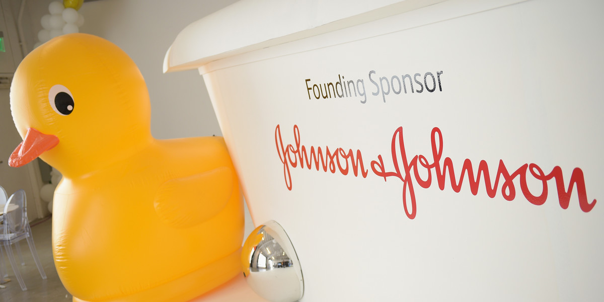Johnson & Johnson jest oskarżany o to, że produkowany przez firmę puder wywołuje raka