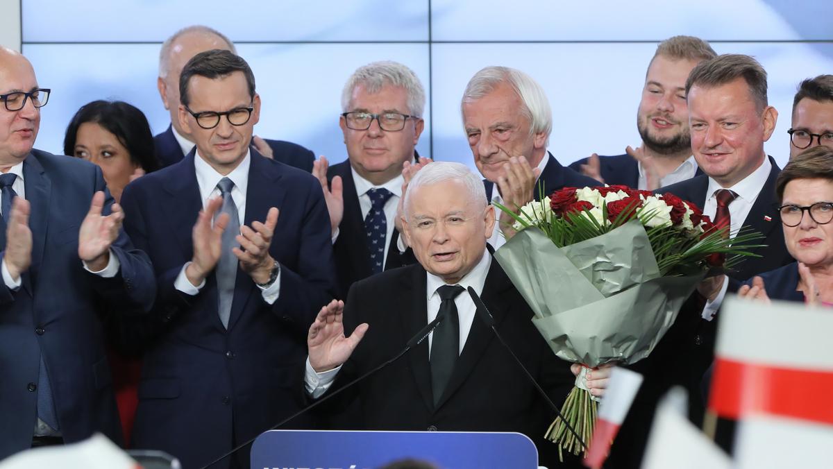 Jarosław Kaczyński w siedzibie PiS po ogłoszeniu sondażowych wyników wyborów