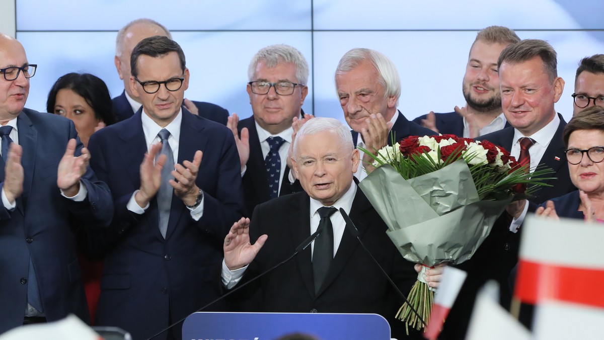 Jarosław Kaczyński w siedzibie PiS po ogłoszeniu sondażowych wyników wyborów