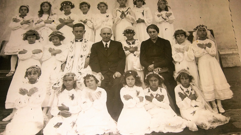 Jadwiga Morawiecka obok ukochanej nauczycielki Anieli Sokolnickiej (z lewej strony)