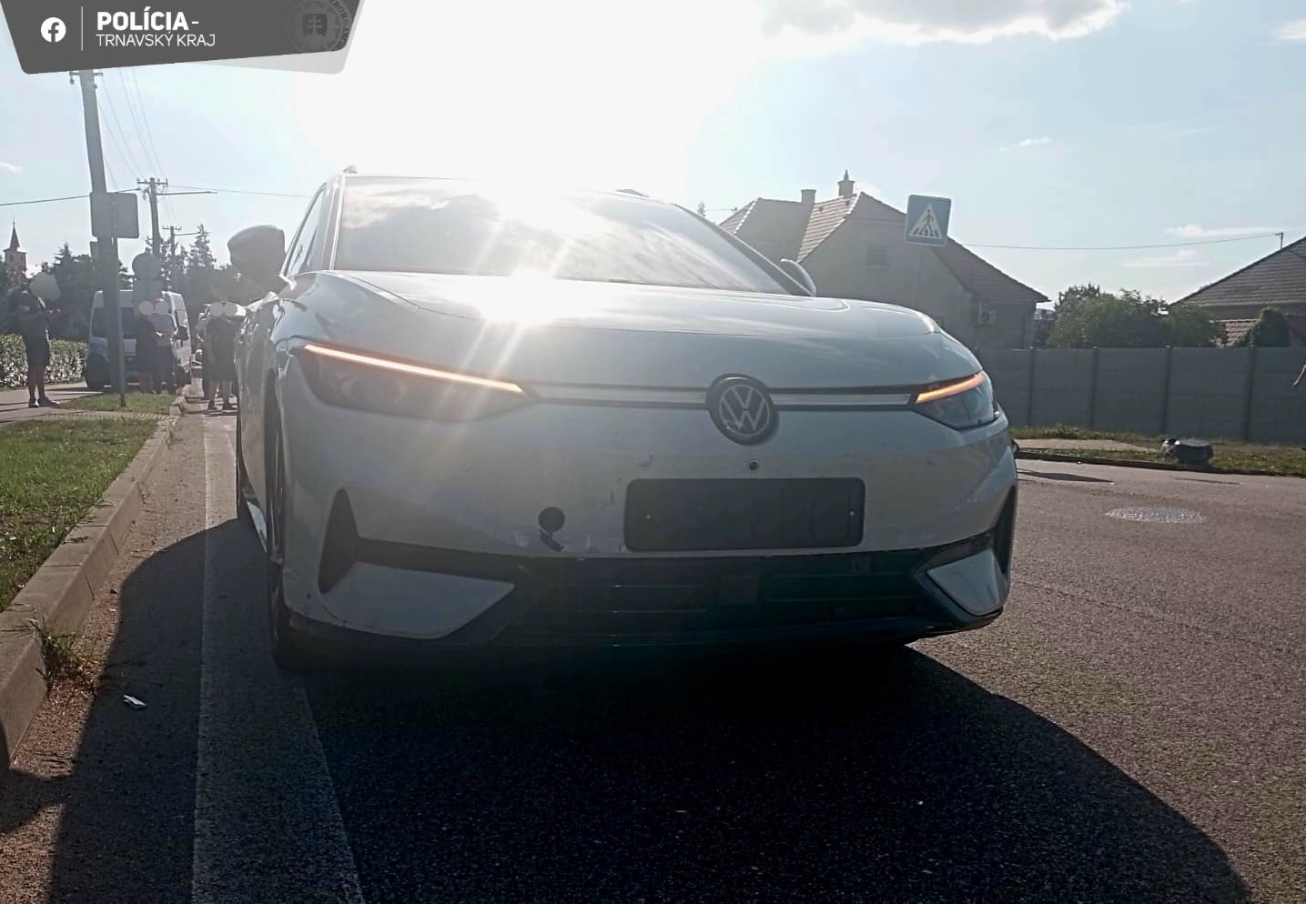 Trnavskí dopravní policajti sú na mieste vážnej dopravnej nehody osobného auta a motocykla, v obci Boleráz.
