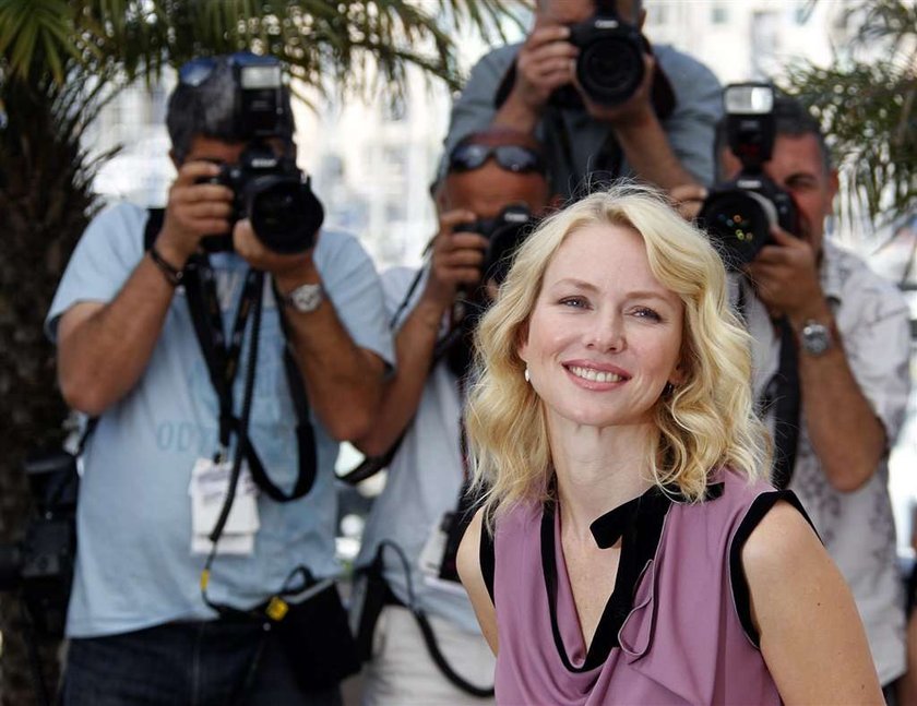 Naomi Watts uwielbia przebywać z dziećmi. Naimi Watts i jej synek na spacerze