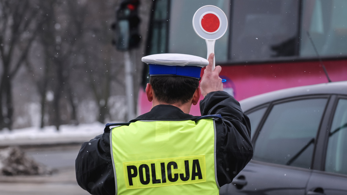 Aż trzy promile alkoholu w organizmie miała 36-letnia kobieta, kierowca volkswagena zatrzymanego do kontroli przez policjantów drogówki ze Środy Wielkopolskiej. Kobieta powiedziała policjantom, że uczy się prowadzenia samochodu, bo chce zrobić prawo jazdy. Podróżował z nią trzeźwy właściciel pojazdu.