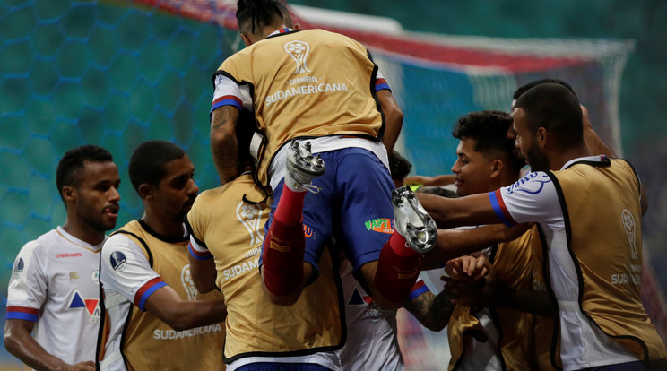 A Bahia játékosai itt a kupameccsük sikerét ünneplik. / Fotó: EPA/Raul Spinasse