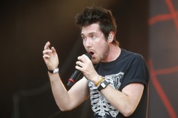 Seks w biurze i Święty Mikołaj jako rabuś. Zaskakujący klip "Joy" od zespołu Bastille