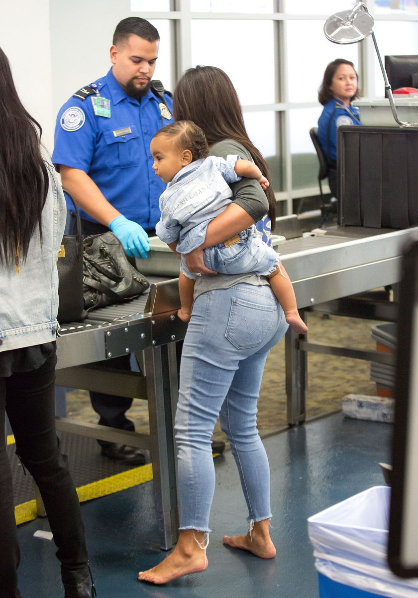 Kim Kardashian z córeczką na lotnisku