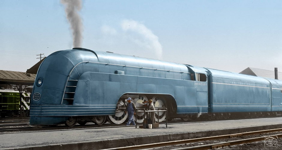 Zdjęcie pociągu Mercury koloryzowane przez Patty Allison. W rzeczywistości skład ten nie był błękity, ale szary (zastosowano dwa odcienie). W projekcie wykorzystano także elementy, których fakturę dziś określilibyśmy jako szczotkowane aluminium