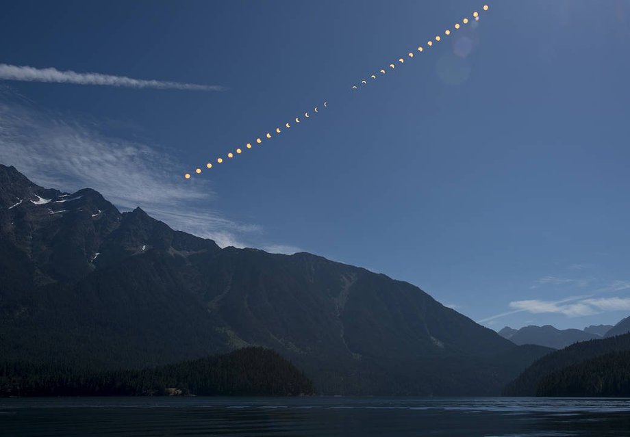 Poszczególne fazy zaćmienia Słońca na jednym zdjęciu wykonanym w Northern Cascades National Park w stanie Waszyngton