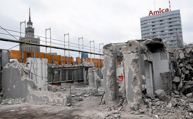 "Jak wybuch Rotundy". Biurowiec w centrum Warszawy znika z powierzchni ziemi