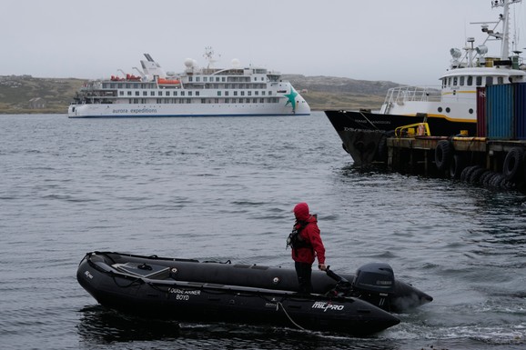 PANIKA NA TURISTIČKOM KRUZERU Brod se nasukao na čuvenom ostrvu iz filma "Izgnanik", putnici hitno evakuisani