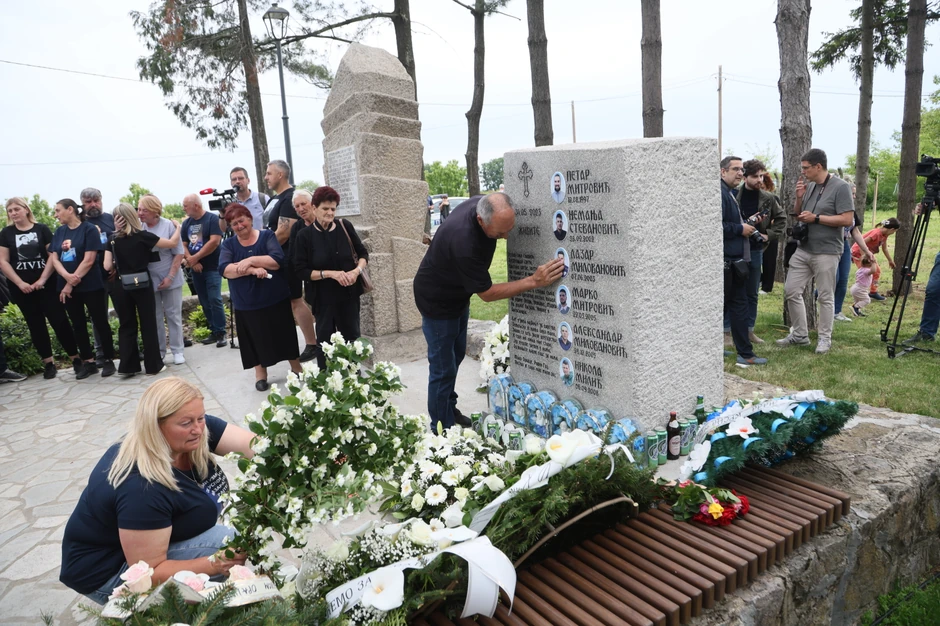 Članovi porodica nastradalih u masakru stigli na Ravni Gaj 