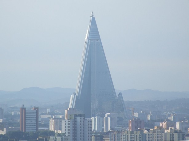 Hotel Ryugyong w stolicy Korei Północnej Pjongjangu. Zdjęcie: By Nicor (Own work) [CC-BY-SA-3.0 (http://creativecommons.org/licenses/by-sa/3.0)], via Wikimedia Commons