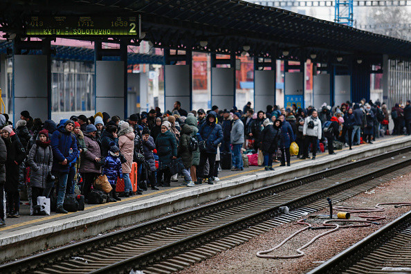 Dworzec w Kijowie. Pasażerowie oczekujący na pociąg ewakuacyjny
