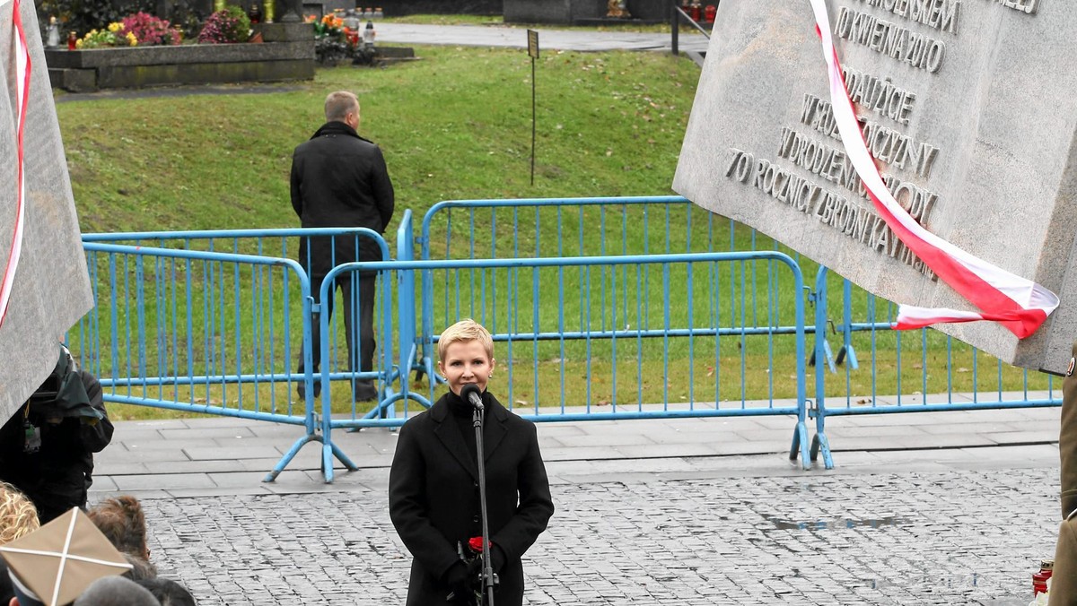 Skradziona obrączka, która wróciła do Joanny Racewicz, jest jedną z najcenniejszych pamiątek po zmarłym mężu. Paweł Janeczek był oficerem BOR-u ochraniającym Lecha Kaczyńskiego. Zginął w wyniku katastrofy smoleńskiej.