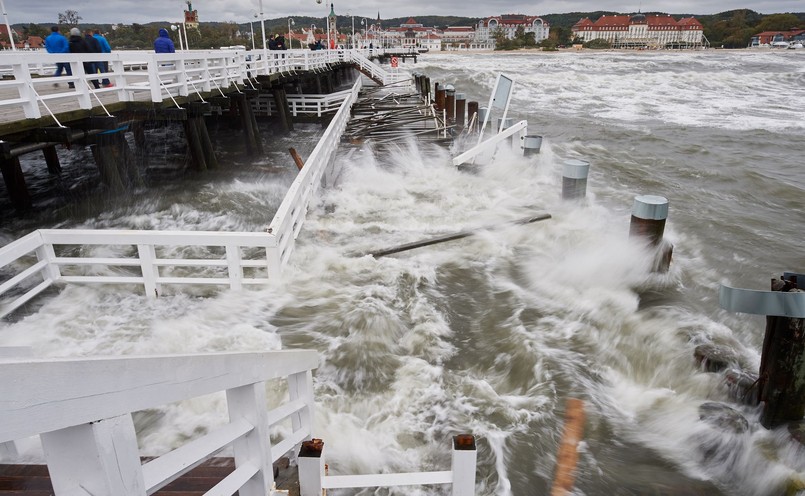 Jak poinformowało w środę biuro prasowe Urzędu Miejskiego w Sopocie decyzję o całkowitym zamknięciu mola podjęto w trosce o bezpieczeństwo spacerowiczów.