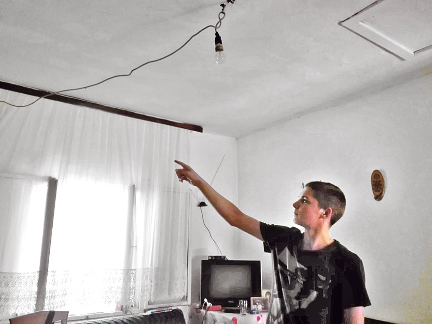 Iako nisu više u mraku, Maksimovićima je potreban novi dom