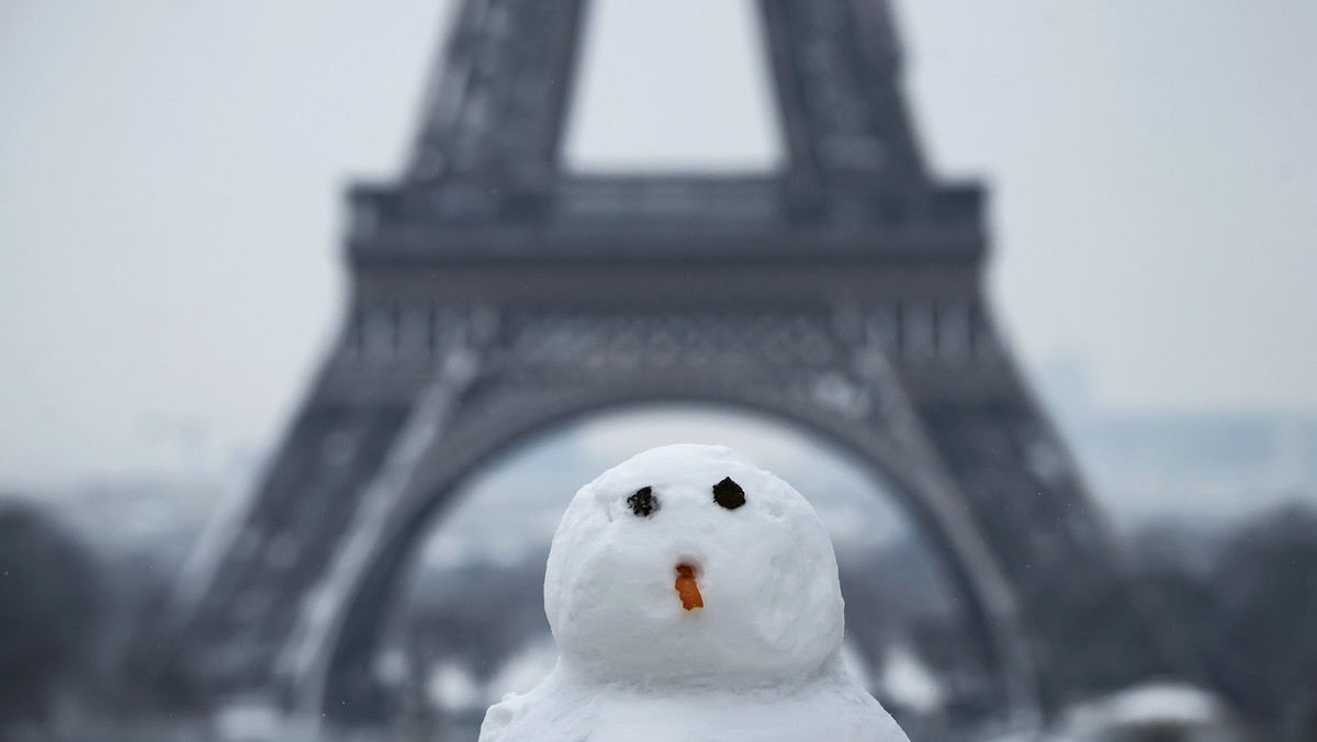 epa06502921 - FRANCE PARIS SNOW (Snow in Paris)