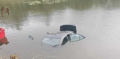 Z zimnej toni wyłaniał się tylko dach. Upiorny widok w stawie w Kuczewoli