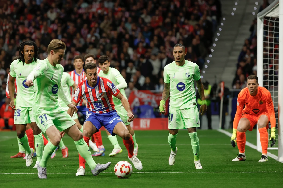 Szczęsny z czystym kontem, Lewandowski zaczął na ławce rezerwowych, Barcelona w finale