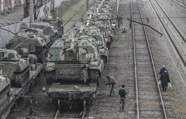 Tajemniczy znak na rosyjskich czołgach i transporterach. Co oznacza?
