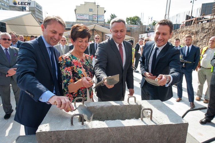 W piątek odbyło się uroczyste wmurowanie kamienia węgielnego pod budowę. W uroczystości wzięli udział od lewej: Prezes Zarządu Budimex S.A Dariusz Blocher, Wojewoda Kujawsko-Pomorski Ewa Mes, Prezydent Miasta Bydgoszcz Rafał Bruski, Dyrektor Zarządzający ds. Nieruchomości PKP S.A Jarosław Bator. <br><br> fot. (mr) PAP/Tytus Żmijewski